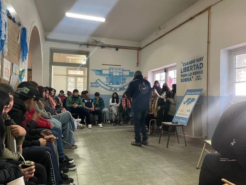Charla sobre Malvinas en la Secundaria N 17 de Sierra Chica